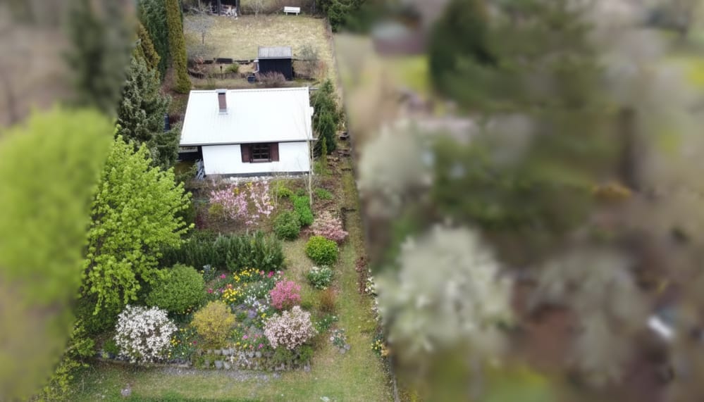 Luftbildaufnahme von Südwesten (Bild mit KI in den Frühling versetzt)