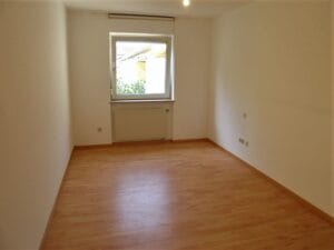 Schlafzimmer (2,7m breit + 5,3m lang)
