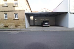 Stellplätze und Garageneinfahrt