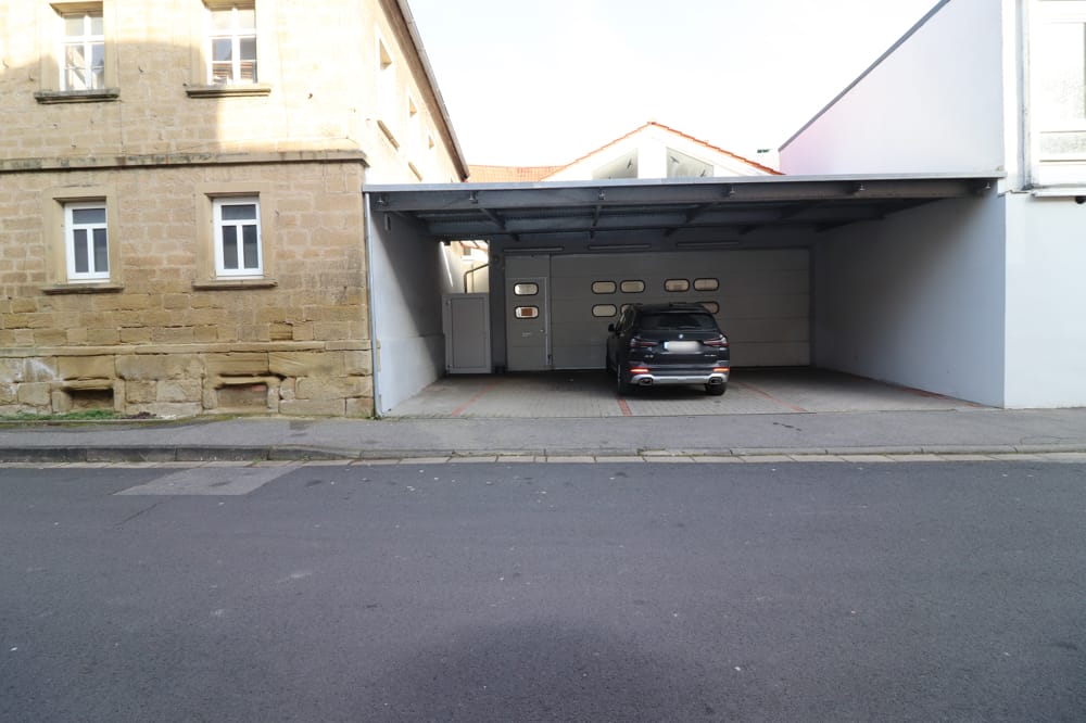 Stellplätze und Garageneinfahrt