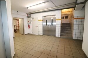Treppenhaus mit Aufzug