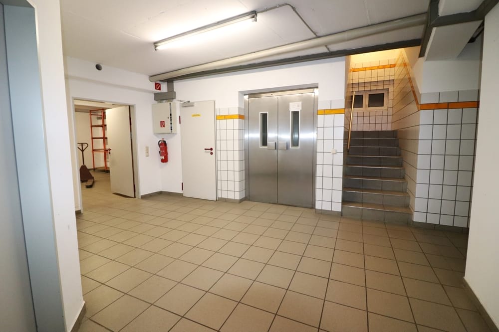 Treppenhaus mit Aufzug