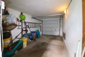 Garage von innen mit Zugang zum Garten