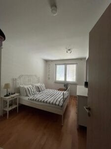 Schlafzimmer, Bild 1 von 2