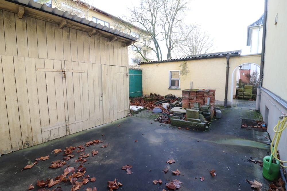 Holzschuppen und Hof-/Terrassenfläche