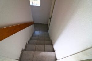 Treppenabgang zum UG, rechts Zugang Garage