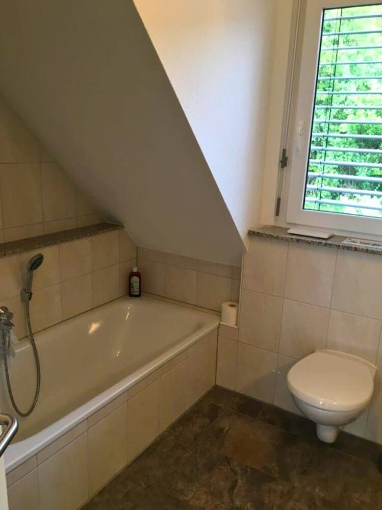 Bad mit Wanne und Dusche (hinter der Tür)