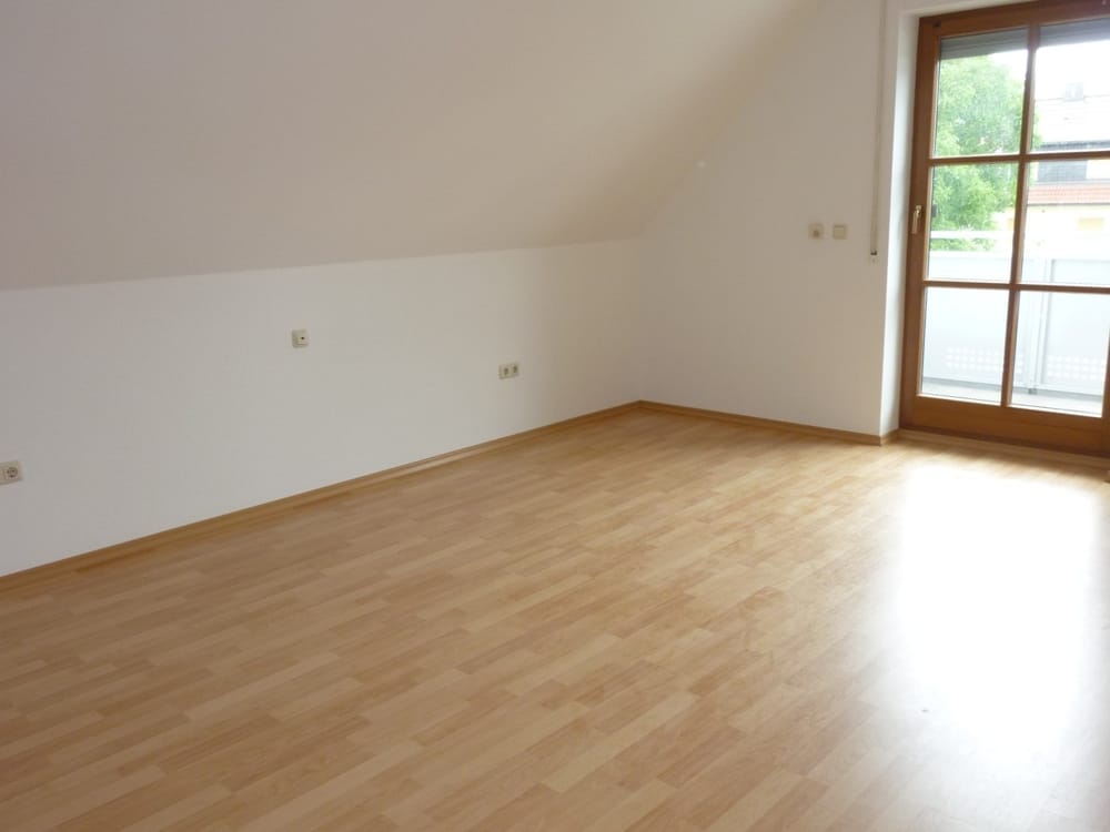Schlafzimmer mit Balkonzugang im DG