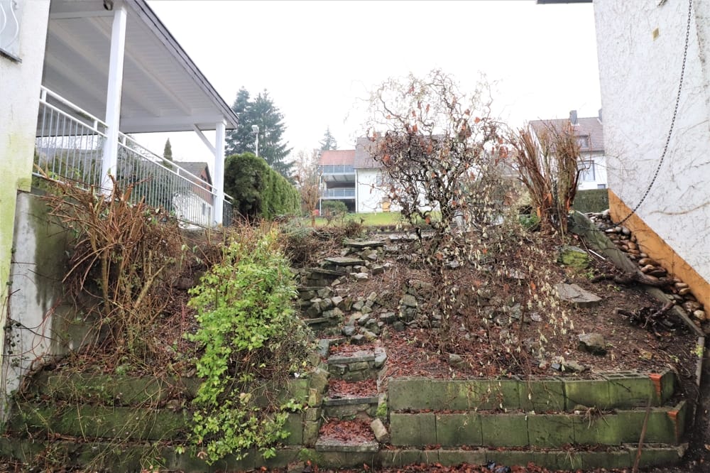 Verbindung zwischen vorderem und hinterem Garten