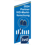 Vertikales Banner mit dem Text „2024 Partner IVD-Marktforschung“, einer Lupe über Häusern und Balkendiagrammgrafiken auf blauem Hintergrund.