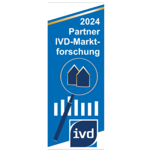 Vertikales Banner mit dem Text „2024 Partner IVD-Marktforschung“, einer Lupe über Häusern und Balkendiagrammgrafiken auf blauem Hintergrund.