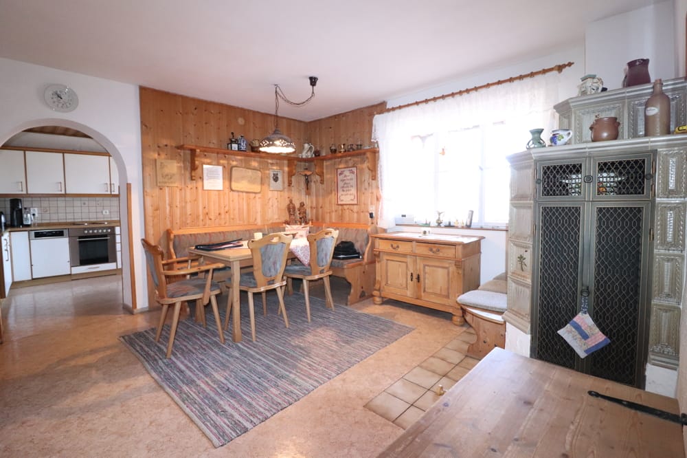 EssZi. m. Kachelofen