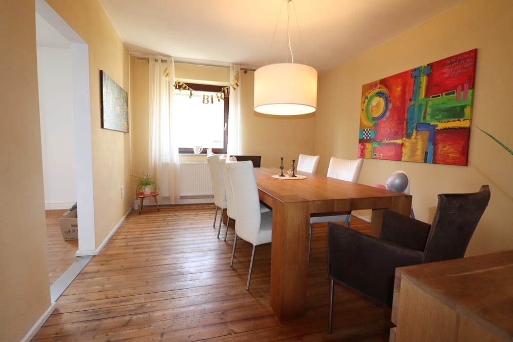 EG: Esszimmer mit Durchgang zum Wohnzimmer