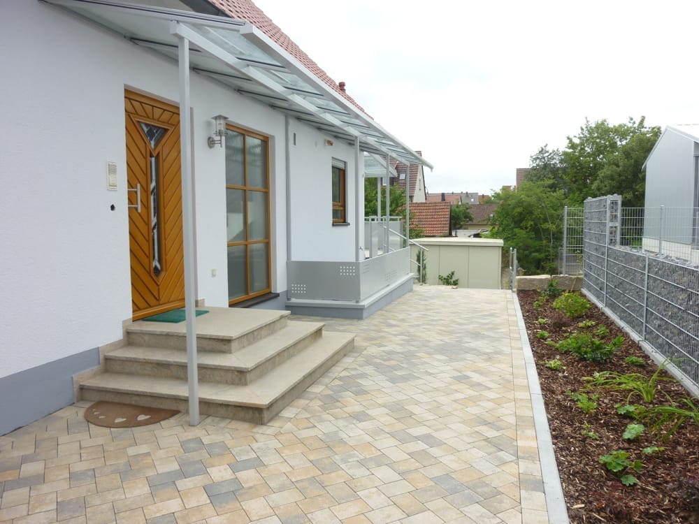 Hauszugang und Kelleraußentreppe